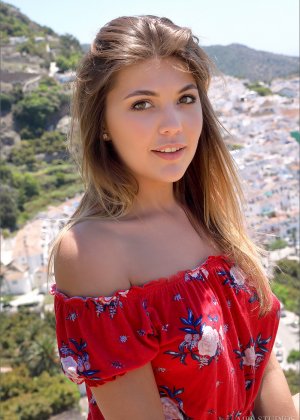 Сексуальная брюнетка в хлопчатобумажном нижнем белье сверкает горячими трусиками под юбкой на открытом воздухе