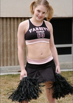 Соло красотка Джоди Тейлор снимает форму болельщицы на открытом воздухе