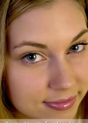 Подросток-новичок с симпатичным личиком лижет соски, раздеваясь на кровати