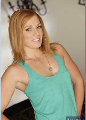 Возбужденная студентка красотка Энди Эштон раздвигает свои длинные сексуальные ноги