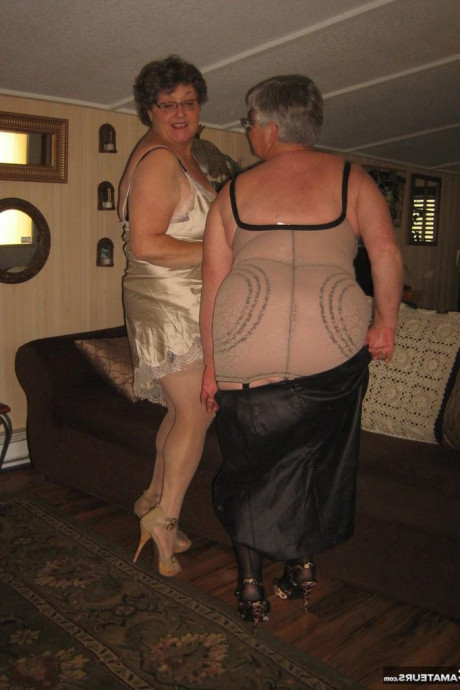 Бабушка раздевается картинка 44