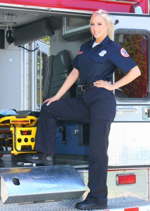 Европейская медсестра Анжелик Дюваль делает лучший минет своему пациенту