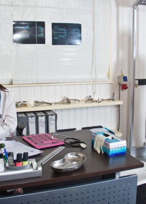 Сексуальная медсестра Катя Кассин лечит своего пациента минетом и трахом