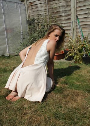 Любительская девушка Луиза Роуз прикрывает свои голые сиськи на офисном столе