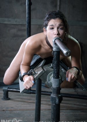 Брюнетка Иден Син пускает слюни изо рта, пока ее держат в темнице