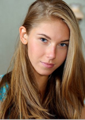 Молодая гламурная модель Кэтрин избавляется от прозрачного нижнего белья, чтобы позировать обнаженной