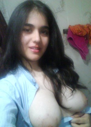 Индийская любительница Лейла снимает плавки в бикини, прежде чем поиграть со своей киской