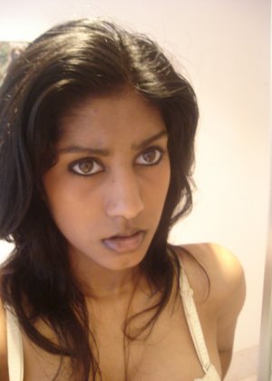 Индийская девушка Неха освобождает свои натуральные сиськи от черного лифчика