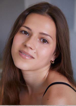 Молодая брюнетка Серина Гомес показывает свою красивую киску, снимая чулок