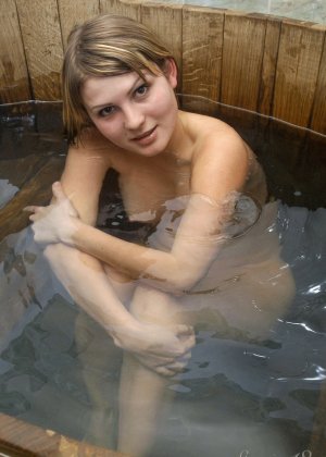 Молодая брюнетка Кейси Лейн ласкает пальцами свою сладкую киску в ванной