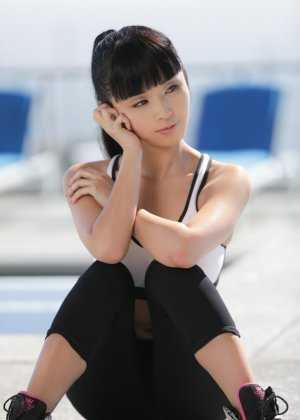 Симпатичная азиатка Марика Хасе раздевается на открытом воздухе, чтобы позировать голой на коленях