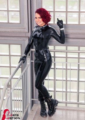 Блондинка горячая порнозвезда МИЛФА Сильвия Сент выставляет напоказ сексуальную задницу на поздних высоких каблуках