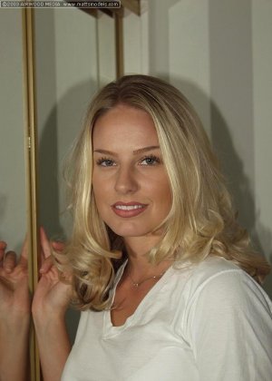 Блондинка-любительница Джордан Уэст раздевается догола перед зеркалом в спальне