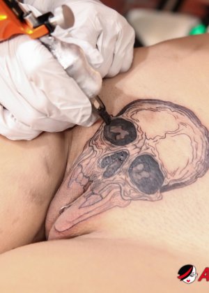 Темноволосую рабыню Ребеку держат в наручниках в сетчатом платье и чулках