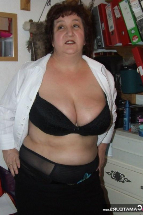 Бабушка раздевается картинка 17