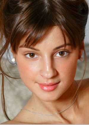 Симпатичная девушка-подросток в розовом нижнем белье Мелена обнажает свой оргазмический бобер