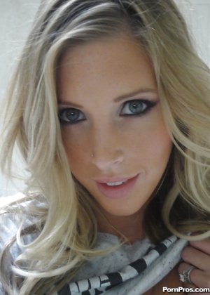 Молодая блондинка Саманта Сент делает обнаженные селфи в ванной