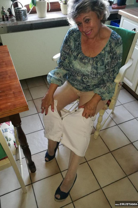 Бабушка раздевается картинка 33