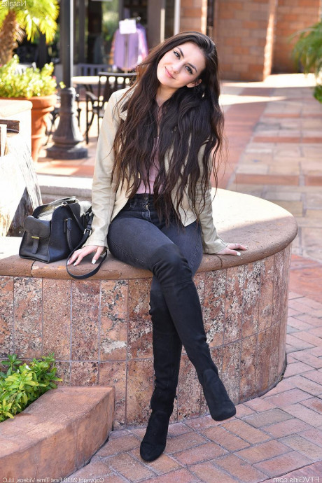 Голые на улице картинка 33