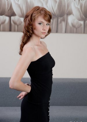 Белокурая бабуля Луна Азул раскрывает свои большие сиськи, прежде чем прикоснуться к своей киске