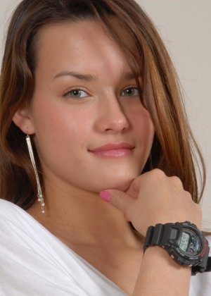 Любительская модель щеголяет парой наручников, надевая часы G-Shock