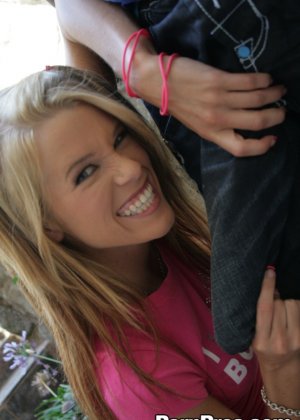 Молодая блондинка Эйден Аспен в шортах принимает гигантский черный член и тонет в сперме