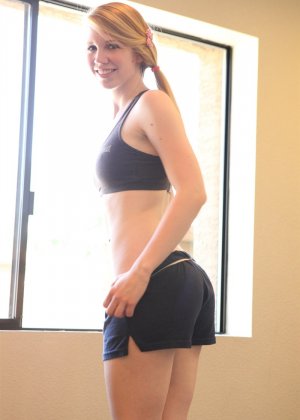 Горячая студентка Тиффани Долл приветствует своего парня для секса после тренировки в спандексе