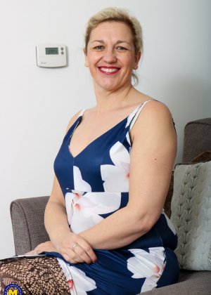 Блондинка домохозяйка соблазняет соседского парня своей большой задницей