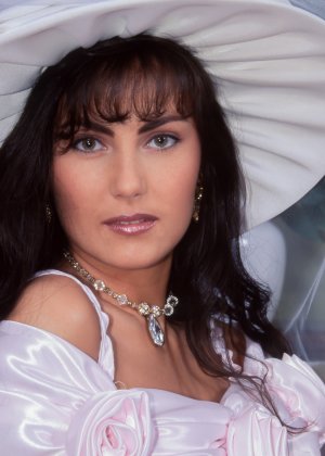 Натали и Джой занимаются анальным сексом и ловят сперму, трахаясь с парнем на его лодке