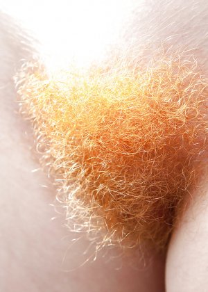 Рыжеволосая молоденькая Джанет ласкает большие натуральные сиськи на открытом воздухе после раздевания