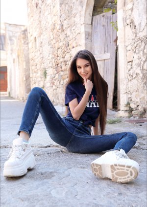 Блондинка Мони Майклс обнажает свои большие сиськи, прежде чем снять джинсовую юбку