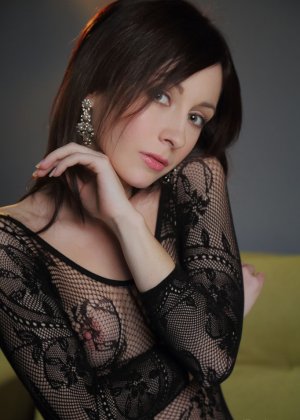 Брюнетка Ночь А в прозрачном комбинезоне без промежности наклоняется, чтобы раздвинуть свою горячую задницу