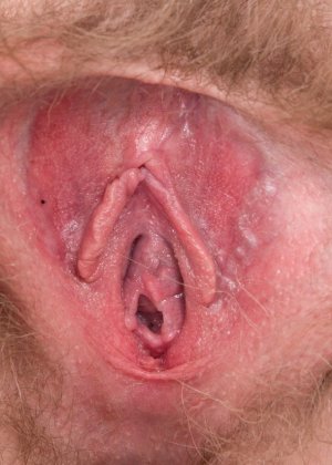 Потрясающая брюнетка Эмбер С широко раскрывается для супер крупным планом волосатой вагины