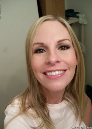 Грудастая блондинка Эйми Эддисон делает зеркальные селфи, раздеваясь