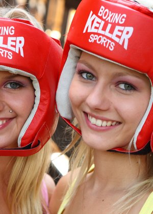 Любительская модель Никки Симс позирует не обнаженной в футбольном костюме с флагом на заднем дворе