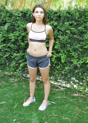 Горячая милашка Лейла Син делает правильный минет и трахается