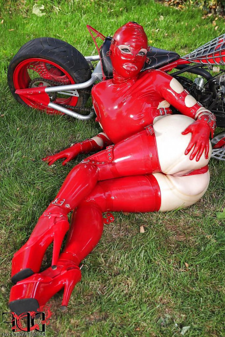 Бондаж в латексе картинка 9