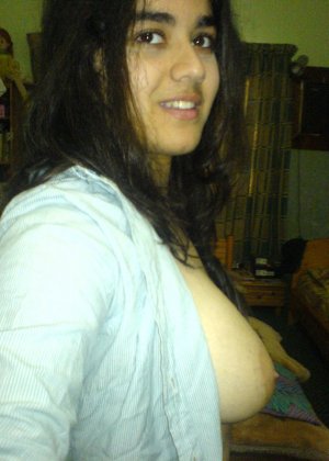 Очаровательная индийская модель Карла Уайт делает соблазнительный стриптиз, чтобы показать свои огромные сиськи