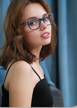 Новичок Эмили Роуз надевает очки, играя со своей натуральной киской