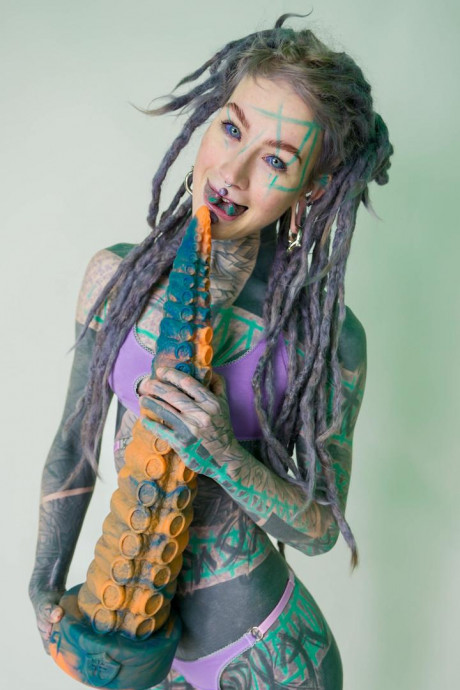 Худая с дилдо картинка 31