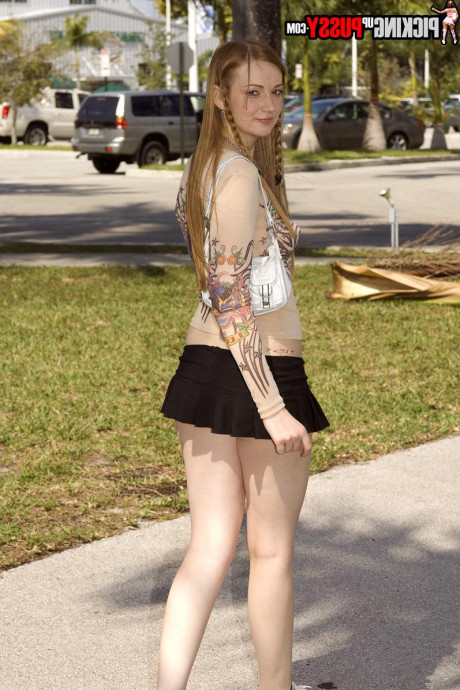 Голые на улице картинка 19