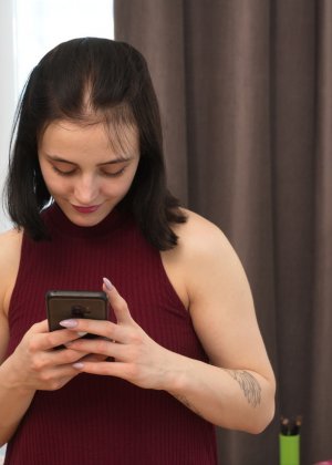 Темноволосая пума соблазняет художника в нижнем белье и чулках