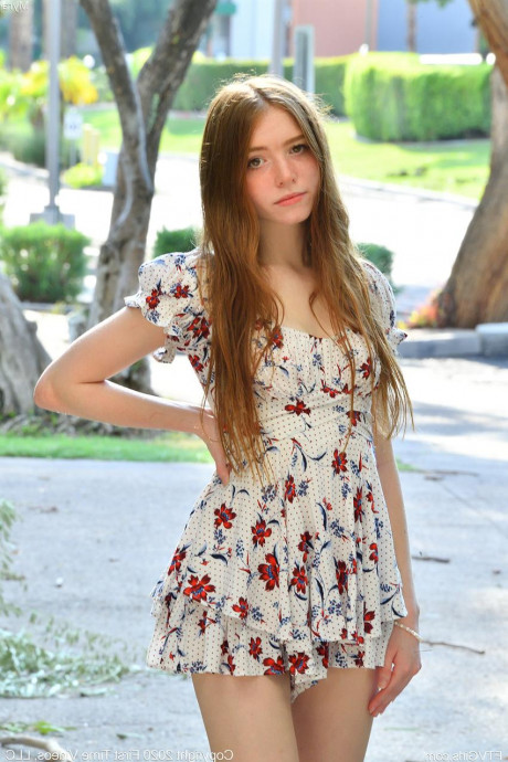 Голые на улице картинка 45