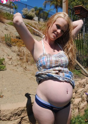 Беременная девушка Кристи начинает свою карьеру обнаженной модели на своем заднем дворе
