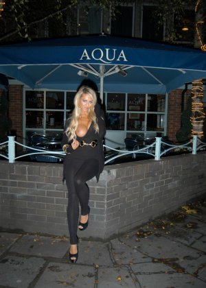 Аппетитная стройная плейгерл снимает свое платье, чтобы обнажить свое горячее тело на публике