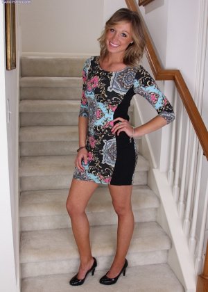 Горячая любительница Эшли Джонс, сверкающая обнаженной юбкой, раздевается, чтобы показать красивые сиськи