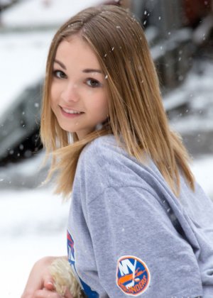 Симпатичный смайлик Джеффа Милтона показывает ее большие соски и сладкую крошечную попку